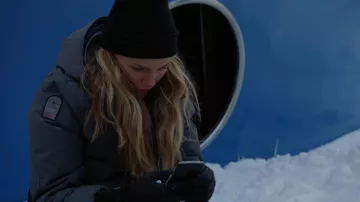 Chaqueta OSC Grey Parka usada por Hailey Upton (Tracy Spiridakos) como se ve en los trajes de los programas de televisión de Chicago P.D. (S09E15)