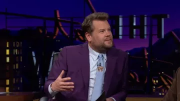 Corbata azul claro con estampado de tigre usada por James Corden como se ve en The Late Late Show con James Corden 