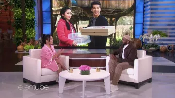 Veste Blazerr rose portée par Lana Condor comme on le voit dans The Ellen DeGeneres Show