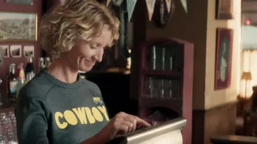 Juliet's (Alexandra Lamy) green 'Cowboy' sweatshirt in the movie L'Embarras du choix