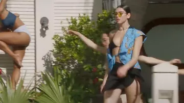 Chemisier bleu porté par Dua Lipa dans son clip officiel New Rules