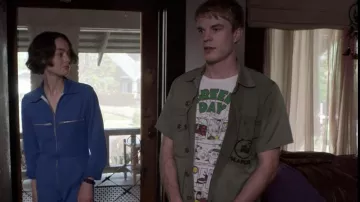 Combinaison en denim bleu portée par Casey Gardner (Brigette Lundy-Paine) dans des tenues de série télévisée atypiques (saison 3 épisode 4)