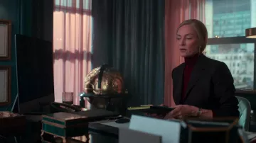 Pull red Turtleneck porté par Katherine Newman (Uma Thurman) tel que vu dans la garde-robe de la série télévisée Suspicion (saison 1 épisode 7)