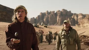 Camisa borgoña usada por Arthur Harrow (Ethan Hawke) como se ve en el vestuario del programa de televisión Moon Knight (Temporada 1)