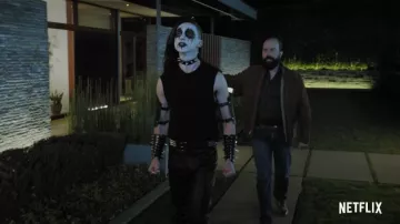 Veste zippée portée par le Dr Sylvester (Brett Gelman) comme on le voit dans le film Metal Lords