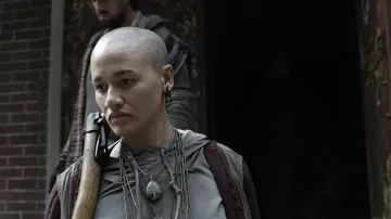 Colgante de collares usado por Hart (Jenique Hendrix) como se ve en el vestuario del programa de televisión The Walking Dead (Temporada 11 Episodio 13)