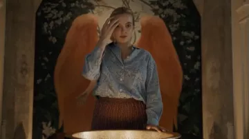 Chemise imprimée bleu clair portée par Villanelle (Jodie Comer) telle que vue dans les tenues de la série télévisée Killing Eve (saison 4 épisode 1)