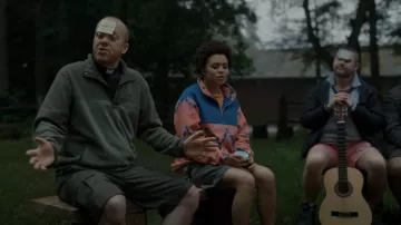 Pull zippé bleu et orange imprimé porté par May (Zindzi Hudson) comme on le voit dans Killing Eve (S04E02)