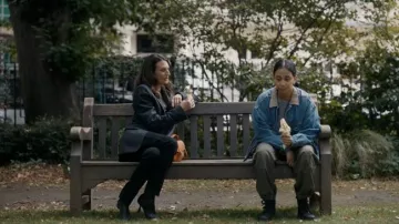 Sac à main en cuir porté par Hélène (Camille Cottin) vu dans la série télévisée Killing Eve (S04E03)