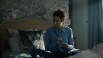 Chemise bleue portée par Hélène (Camille Cottin) telle que vue dans les tenues de la série télévisée Killing Eve (saison 4 épisode 4)