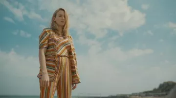 Ensemble multicolore de tee-shirts, chemises et pantalons sripés portés par Villanelle (Jodie Comer) dans Killing Eve (S04E04)