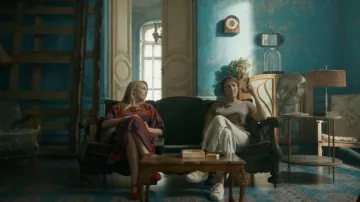 Baskets portées par Carolyn Martens (Fiona Shaw) telles que vues dans la série télévisée Killing Eve (saison 4 épisode 4)