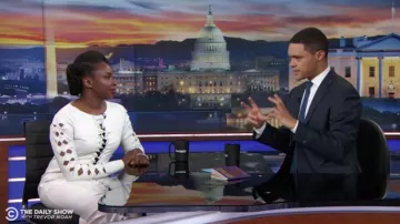Robe blanche portée par Chimamanda Ngozi Adichie comme on le voit dans The Daily Show avec Trevor Noah