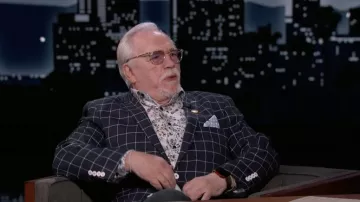 Chemise imprimée à fleurs blanches portée par Brian Cox comme on le voit dans Jimmy Kimmel Live! sur mars 14, 2022