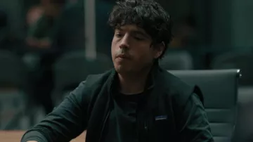 Chaleco De Patagonia usado por Garrett Camp (Jon Bass) como se ve en los atuendos de la serie de televisión Super Pumped (Temporada 1 Episodio 3)