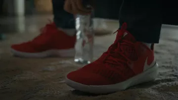 Nike Red Sneakers portées par Travis Kalanick (Joseph Gordon-Levitt) comme on le voit dans les tenues de la série télévisée Super Pumped (Saison 1 Episode 3)