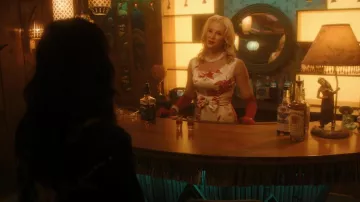 Robe en soie à imprimé floral portée par Rosemary (Mira Sorvino) telle que vue dans la garde-robe de la série télévisée Shining Vale (saison 1 épisode 3)
