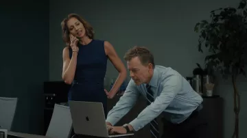 Vestido sin mangas azul marino usado por Kathryn (Alysia Reiner) como se ve en los atuendos de la serie de televisión Shining Vale (Temporada 1 Episodio 3)