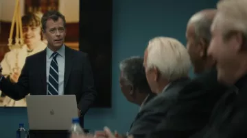 Corbata a rayas usada por Terry Phelps (Greg Kinnear) como se ve en la serie de televisión Shining Vale (Temporada 1 Episodio 3)