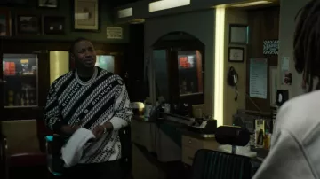 Suéter Givenchy usado por Jenard Sampson (Kris D. Lofton) como se ve en los atuendos de la serie de televisión Power Book IV: Force (Temporada 1 Episodio 6)
