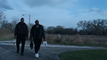 Zapatillas blancas usadas por Jenard Sampson (Kris D. Lofton) como se ve en Power Book IV: Force Wardrobe (S01E03)
