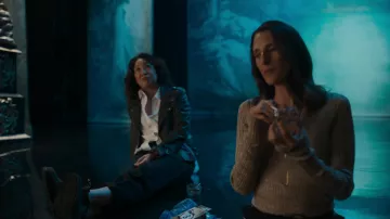 Zip Sweater Top porté par Hélène (Camille Cottin) vu dans la garde-robe de la série télévisée Killing Eve (Saison 4 Episode 4)