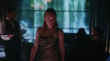 Vestido usado por Samantha (Rachel Keller) como se ve en el programa de televisión Tokyo Vice (Temporada 1)