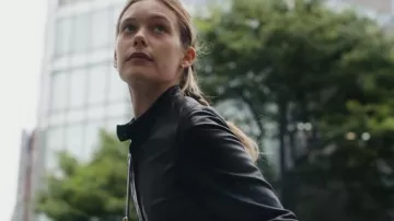 Chaqueta de cuero biker usada por Samantha (Rachel Keller) como se ve en el vestuario de la serie de televisión Tokyo Vice (Temporada 1)