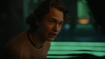 Pull marron porté par Jake Adelstein (Ansel Elgort) vu dans les tenues de la série télévisée Tokyo Vice (saison 1)