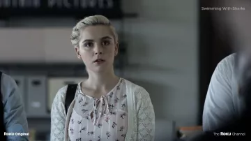 Robe florale portée par Lou (Kiernan Shipka) telle que vue dans les tenues de la série télévisée Swimming with Sharks (saison 1)