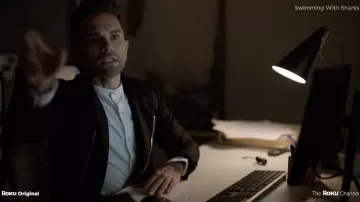 Chemise blanche à col mandarin portée par Travis (Thomas Dekker) vue dans Swimming with Sharks Wardrobe (Saison 1)