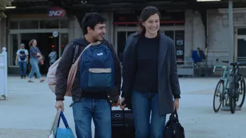 Le manteau 3/4 gris porté par Elisa Collet (Louise Chevillotte) dans le film Le monde après nous