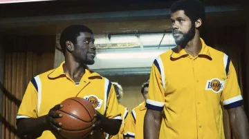 Chaqueta de camisa amarilla de LA Lakers usada por Magic Johnson (Quincy Isaiah) como se ve en Winning Time: The Rise of the Lakers Dynasty (Temporada 1 Episodio 7)