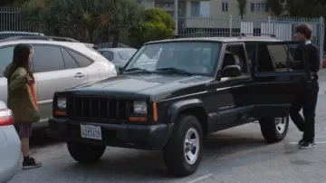 Short violet rayé porté par Vada Cavell (Jenna Ortega) dans The Fallout