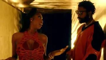 El jersey que lleva Damso en el clip Dégaine de Aya Nakamura