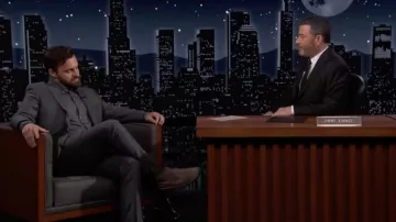 Chaussures en daim portées par Jake Johnson comme on le voit dans Jimmy Kimmel Live! sur mars 15, 2022