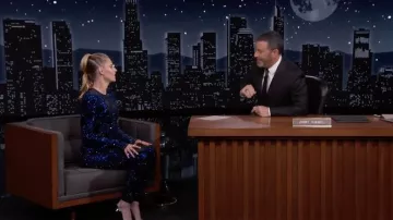 Robe à paillettes bleue portée par Kristen Stewart comme on le voit dans Jimmy Kimmel Live! sur mars 15, 2022