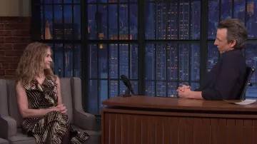 Robe à volants noire et dorée portée par Holly Hunter vue dans Late Night with Seth Meyers