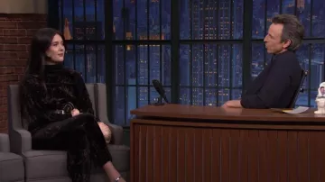 Mono de terciopelo usado por Patti Harrison como se ve en Late Night with Seth Meyers