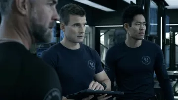 Black Watch porté par Jim Street (Alex Russell) vu dans la garde-robe de la série télévisée S.W.A.T. (Saison 5 Episode 13)