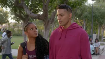 Champion Hoodie porté par Jordan Baker (Michael Evans Behling) vu dans la série télévisée All American: Homecoming (saison 1 épisode 4)