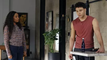 Camiseta sin mangas usada por Carlos Reyes (Rafael L. Silva) como se ve en los atuendos de la serie de televisión 9-1-1: Lone Star (Temporada 3 Episodio 11)