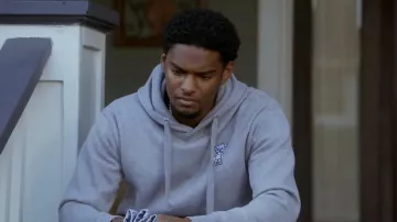 Sweat à capuche gris porté par Jessie 'JR' Raymond (Sylvester Powell) tel que vu dans All American: Homecoming TV show outfits (Saison 1 Episode 6)