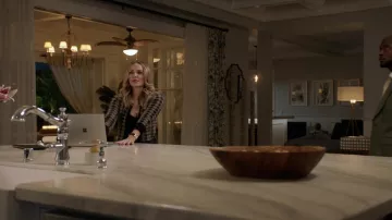 Veste Blazer imprimée portée par Laura Fine-Baker (Monet Mazur) telle que vue dans les tenues de la série télévisée All American (saison 4 épisode 11)