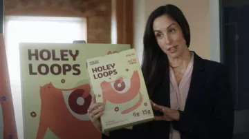 Chemise chemisier rose portée par Kate Foster (Catherine Reitman) telle que vue dans la garde-robe de la série télévisée Workin' Moms (saison 6 épisode 9)