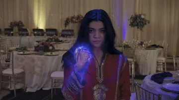 Vestido de túnica bordado rojo usado por Kamala Khan (Iman Vellani) como se ve en el vestuario de Ms. Marvel (Temporada 1)