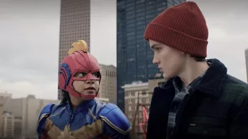 Gorro rojo usado por Bruno Carrelli (Matt Lintz) como se ve en el vestuario de la serie de televisión Ms. Marvel (Temporada 1)