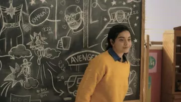 Suéter de mostaza amarillo usado por Kamala Khan (Iman Vellani) como se ve en los atuendos de la serie de televisión Ms. Marvel (Temporada 1)