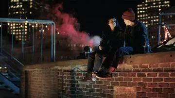 Zapatillas usadas por Bruno Carrelli (Matt Lintz) como se ve en los atuendos de los programas de televisión de Ms. Marvel (Temporada 1)