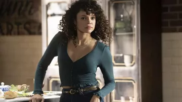 Haut à manches longues bleu porté par Charisse (Natasha Lopez Cruz) tel que vu dans les tenues de la série télévisée The Time Traveler’s Wife (saison 1)